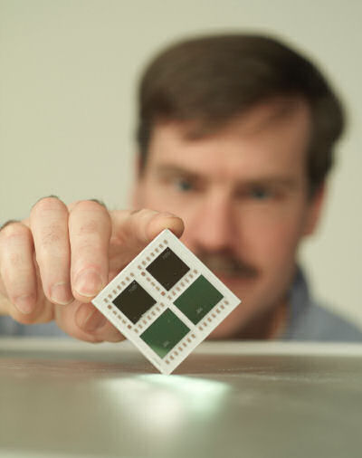 Een ingenieur van IBM toont een processor met vier uitvoeringskernen